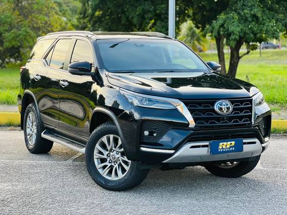 TOYOTA HILUX SW4 2.8 D-4D TURBO DIESEL SRX 7L 4X4 AUTOMÁTICO